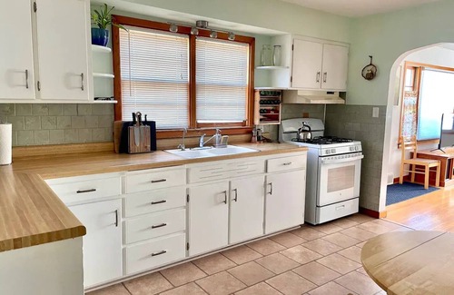 Fairfield House | Charming 2 Bedroom Ranch