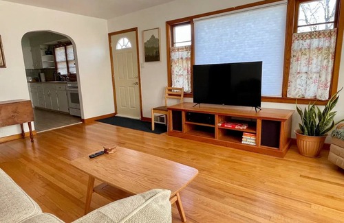 Fairfield House | Charming 2 Bedroom Ranch