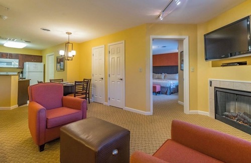 Williamstown Resort | Charming 2-bedroom resort in brilliant Hancock with AC, Jetted-Tub, WiFi, Pool