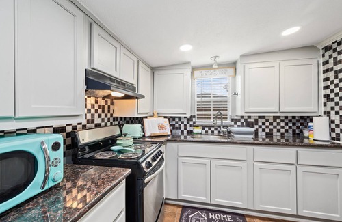 Clodine Apartment | Charming 2-Bedroom Retreat in Southwest Houstonn