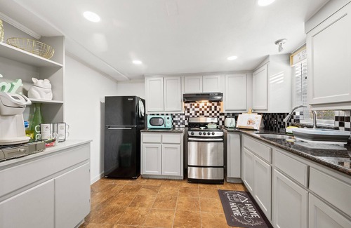 Clodine Apartment | Charming 2-Bedroom Retreat in Southwest Houstonn