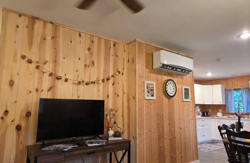 Marengo House | Charming 2-bedroom Rustic House with WiFi, AC and a View in Welcoming Ashland