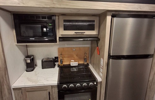 Candler House | Charming 2-bedroom RV with WiFi, AC in fabulous Ocala