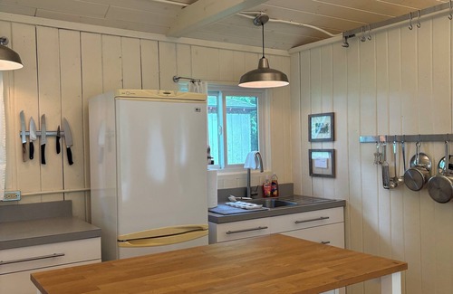 Tawas City Cottage | Charming 2-bedroom Scandinavian cottage in welcoming Tawas City with AC