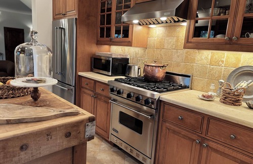 Yountville House | Charming 2-Bedroom Stone House in Downtown Yountville!