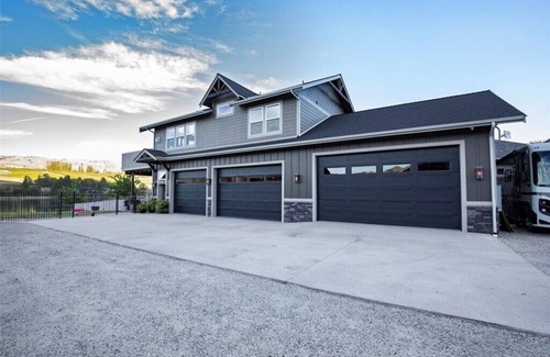 Ardenvoir House | Charming 2-bedroom shop house on the beautiful Columbia River