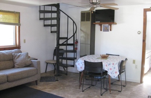 Irving Cottage | Charming 2-bedroom summer cottage in amazing Sunset Bay, Irving with AC