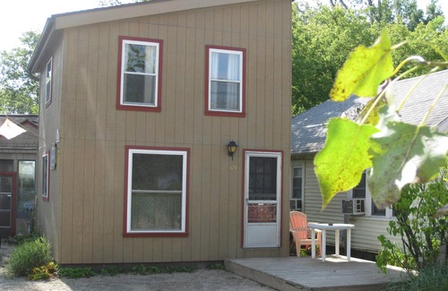 Irving Cottage | Charming 2-bedroom summer cottage in amazing Sunset Bay, Irving with AC