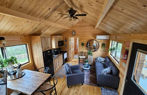 Gap Cabin | Charming 2-bedroom tiny cabin hot tub camp fire