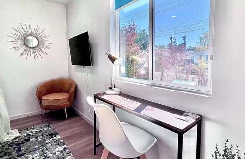 Harbor House | Charming 2-bedroom Townhome with WiFi, AC in wonderful Long Beach