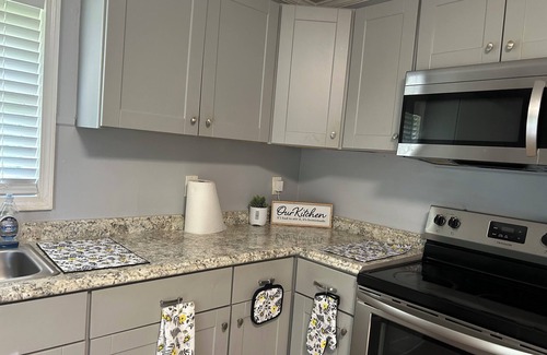 Church Street House | Charming 2-bedroom Tiny Home in Riverdale with WiFi and AC near the airport.