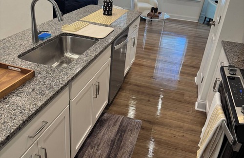 Biddleville House | Charming 2-bedroom townhome with AC and WiFi 10 MINUTES FROM DOWNTOWN