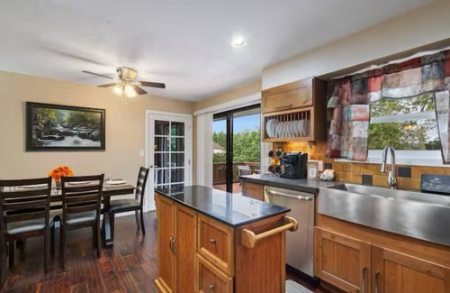 Washougal House | Charming 2 Bedroom Top Floor Duplex In Heart of Washougal