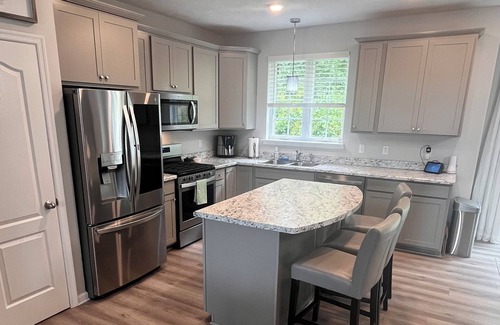 Imperial House | Charming 2-bedroom townhome with WiFi, AC in serene Imperial