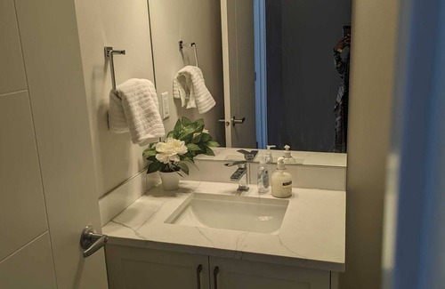 Evanston House | Charming 2-bedroom townhome in marvelous 215 with WiFi, AC