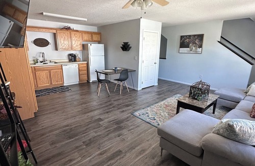 Altoona House | Charming 2-bedroom townhome with WiFi, AC and convenient location in Altoona .