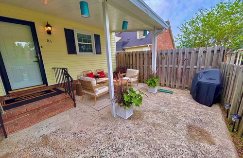 Summerville House | Charming 2-bedroom townhome in Summerville 2 miles from Golf course