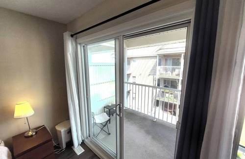 Ottawa Division House | Charming 2-Bedroom Townhome -WiFi- Near Ottawa Airport