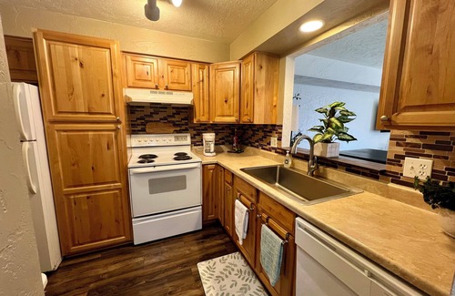 Eagle House | Charming 2-bedroom townhome in Eagle with WiFi, AC. Walk to downtown Eagle!