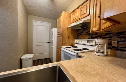 Eagle House | Charming 2-bedroom townhome in Eagle with WiFi, AC. Walk to downtown Eagle!