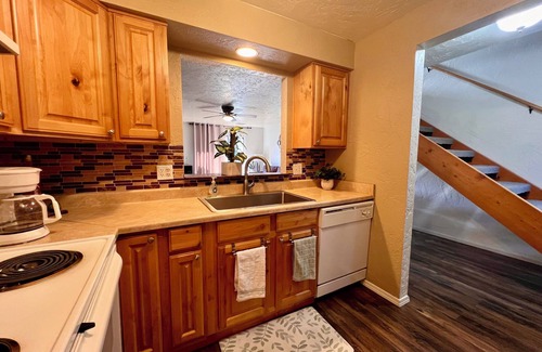 Eagle House | Charming 2-bedroom townhome in Eagle with WiFi, AC. Walk to downtown Eagle!