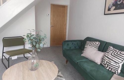 Tredegar House | Charming 2 BedRoom Tredegar Gem. Sleeps 4
