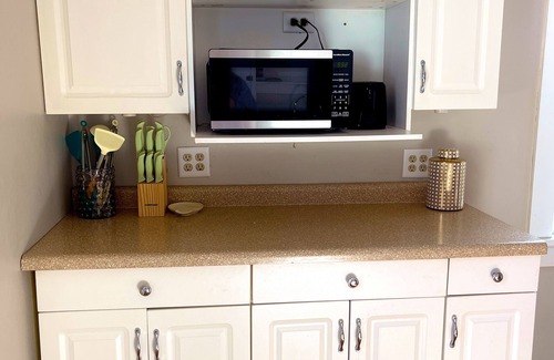 Green Bay House | Charming 2-bedroom Upper Duplex in lovely Green Bay