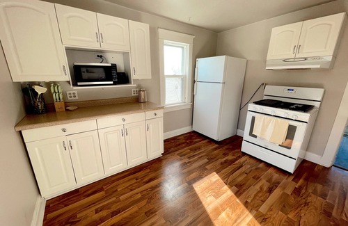 Green Bay House | Charming 2-bedroom Upper Duplex in lovely Green Bay