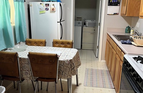 Uptown House | Charming 2-bedroom house with AC, WiFi, walking distance from UPTOWN!