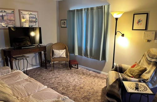 Uptown House | Charming 2-bedroom house with AC, WiFi, walking distance from UPTOWN!