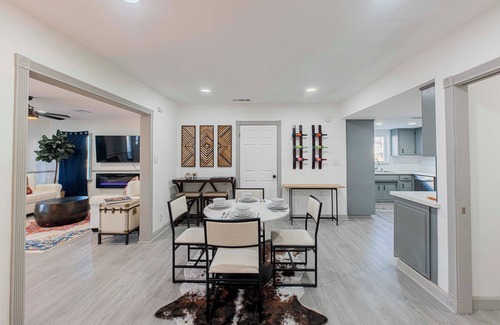 Riviera - Westchester House | Charming 2-bedroom House w/AC near Downtown Bakersfield!