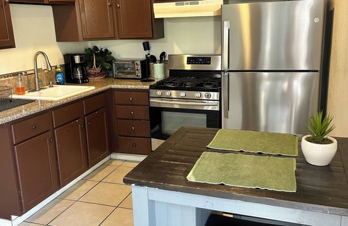 Greenacres House | Charming 2-bedroom house with WiFi, AC in welcoming Bakersfield