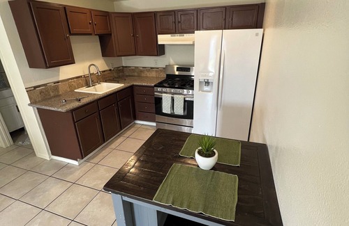 Greenacres House | Charming 2-bedroom house with WiFi, AC in welcoming Bakersfield
