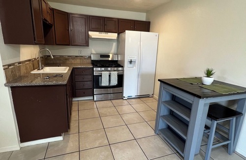 Greenacres House | Charming 2-bedroom house with WiFi, AC in welcoming Bakersfield