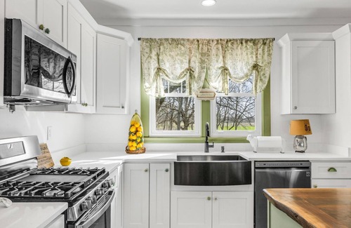 Barnesville Other | Charming 2-bedroom farmhouse in wonderful Barnesville with WiFi, AC