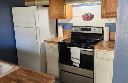 Highlands - Perkins House | Charming 2-bedroom home with fenced yard sleeps 6 in Baton Rouge near Tigerland