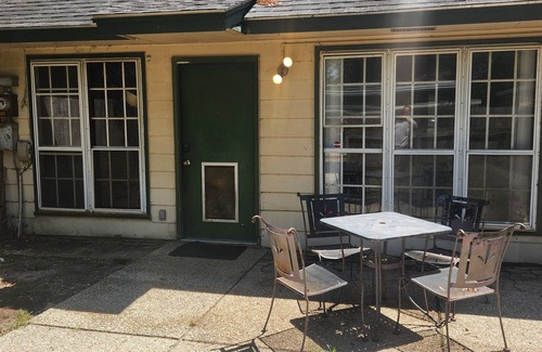 Highlands - Perkins House | Charming 2-bedroom home with fenced yard sleeps 6 in Baton Rouge near Tigerland