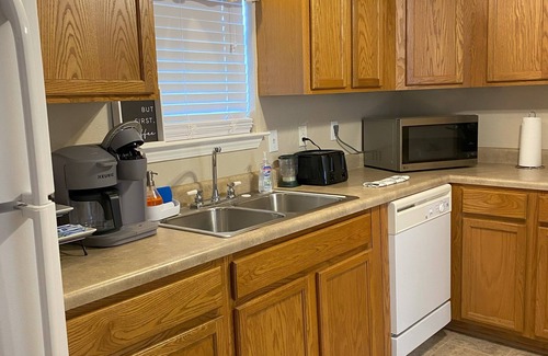 Shoreline Park House | Charming 2-bedroom house in Bay St. Louis with WiFi and AC