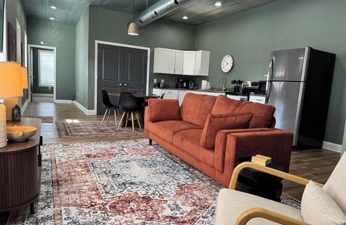 Chillicothe Apartment | Charming 2-bedroom apartment on the downtown square