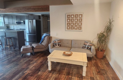 Clifton Park House | Charming 2-bedroom cottage in Clifton Park NY; 25 minutes to Saratoga.