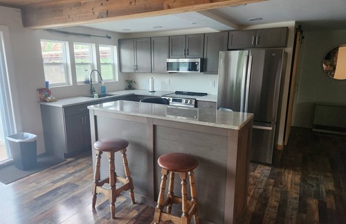 Clifton Park House | Charming 2-bedroom cottage in Clifton Park NY; 25 minutes to Saratoga.