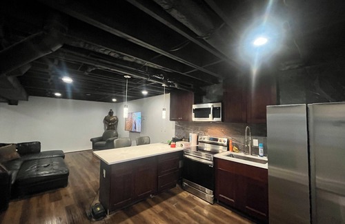 Cliftondale House | Charming 2-bedroom terrace level unit in College Park with WiFi
