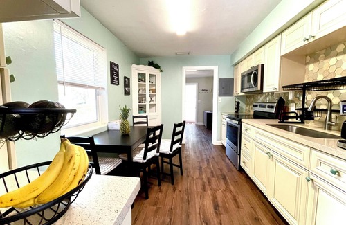 Gainesville House | Charming 2-bedroom Cottage in Gainesville. 10 to UF