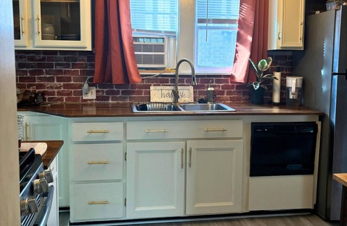 Grand Rapids House | Charming 2-bedroom house located near Downtown with AC, WiFi