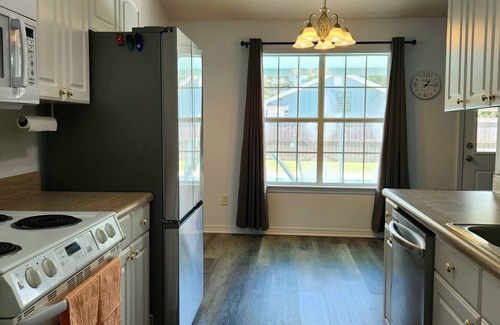 Gulf Breeze House | Charming 2-bedroom home with Pool, 15 mins to Pensacola Beach