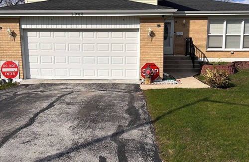 Homewood House | Charming 2-bedroom house with WiFi in peaceful Hazel Crest