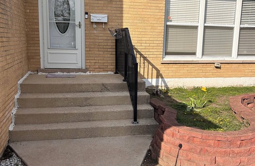 Homewood House | Charming 2-bedroom house with WiFi in peaceful Hazel Crest