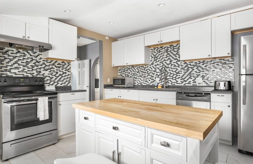 Indianapolis House | Charming 2 Bedroom with in Home Gym