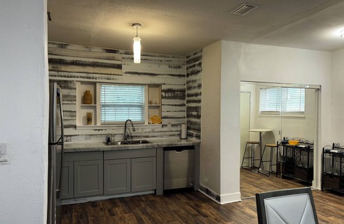 Brentwood House | Charming 2-bedroom house in welcoming Jacksonville with WiFi, Laundry, Sunroom