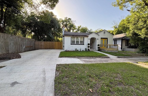 Brentwood House | Charming 2-bedroom house in welcoming Jacksonville with WiFi, Laundry, Sunroom